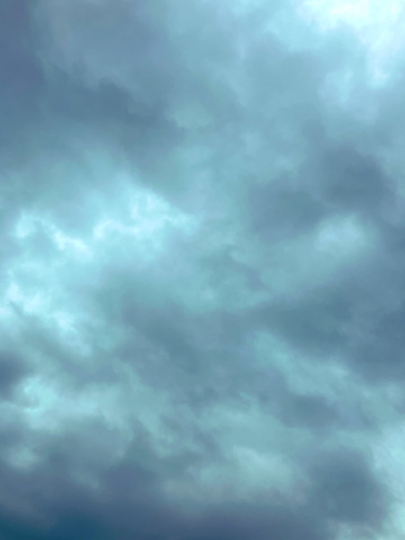 空は曇空ですが